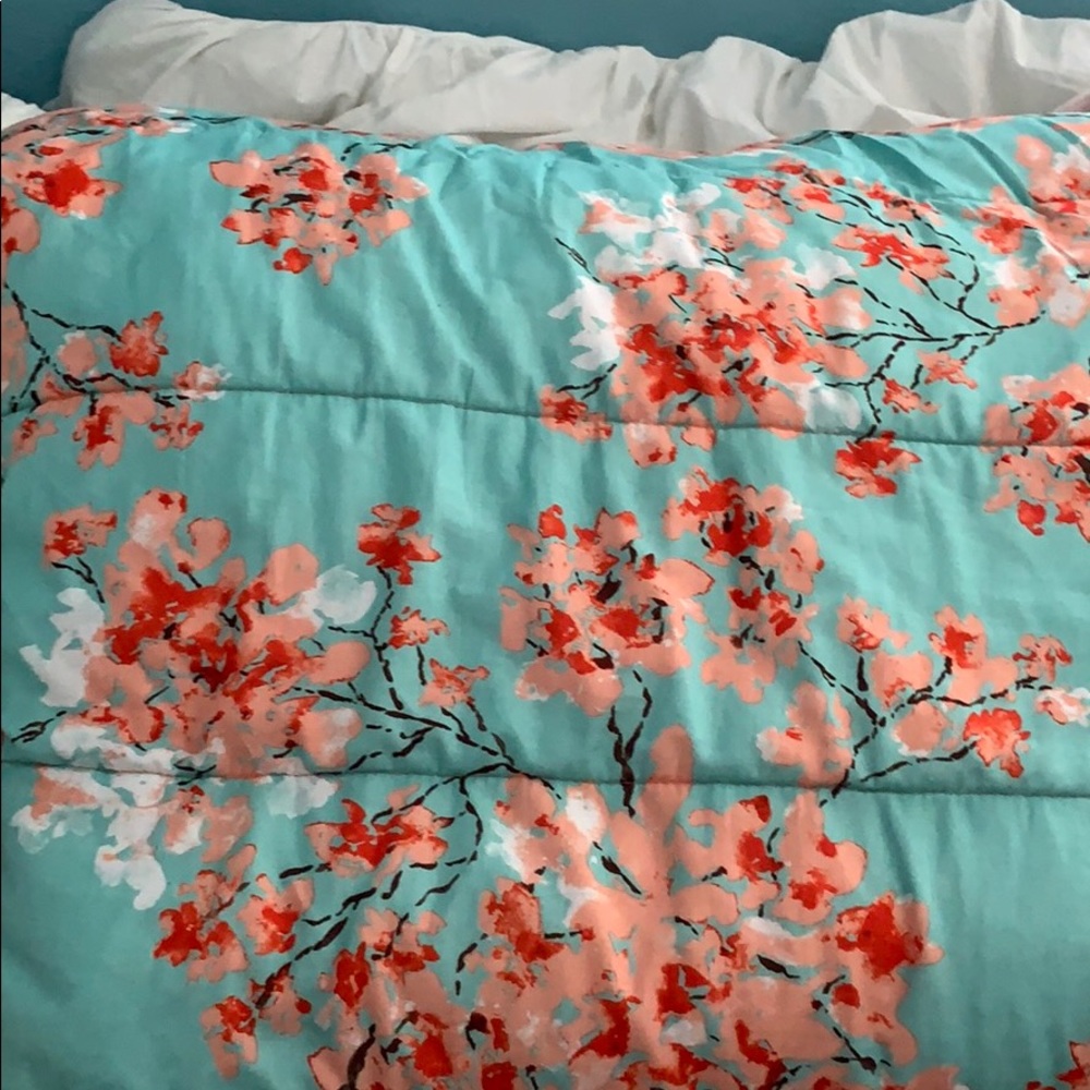 Twin XL Comforter with Pillow Case